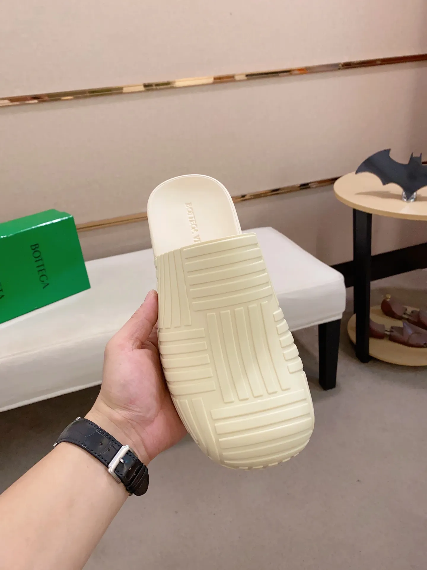 Men's shoes💰: 340💰Couple style👫【BV~Bottega Veneta】Trendy new slippers are on the market, the same style as the official website. Counter quality [strong][strong][strong] Selected rubber fabrics, high-end atmosphere, super cost-effective model. Original wear-resistant rubber outsole. Fine workmanship. The upper layer of materials is used. The quality is visible. Shoe size: Female 36-40. Male 38-46
